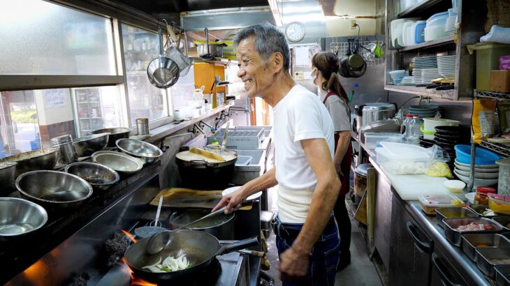 常連が殺到する大衆町中華職人の耳でも旨いリズミカルな鍋さばき丨Egg Fried Rice – Wok Skills in Japan
