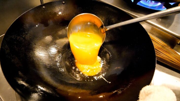 バッチっと弾ける炒飯玉子！！鮮やかな職人鍋さばきが炸裂する地元密着町中華丨Egg Fried Rice – Wok Skills in Japan