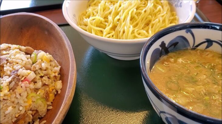 南津軽郡藤崎町、中華そばつしまのつけ麺（中太麺）＋ミニチャーハン（８５０円＋４２０円）。麺は中太麺と細麺があり店長お薦めはこちら中太麺だそうです。